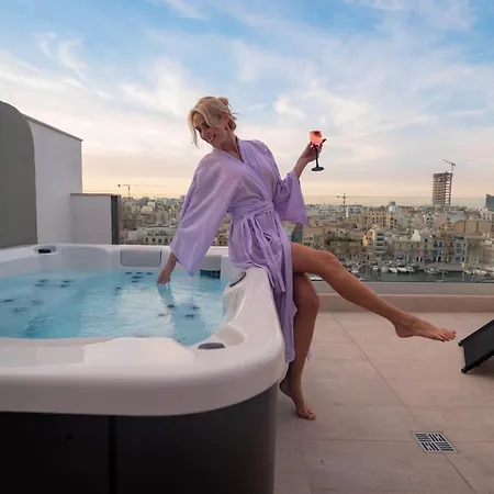 The Address Seafront With Hot Tub Pietà