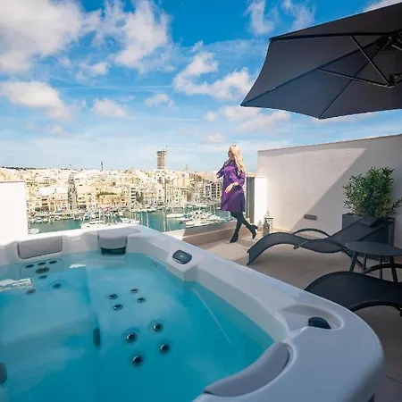 The Address Seafront With Hot Tub * Pietà