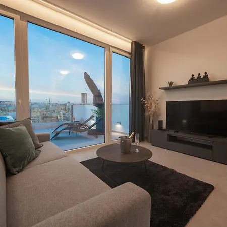 The Address Seafront With Hot Tub *