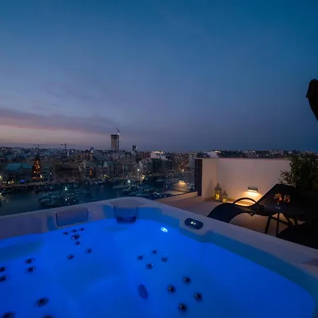 The Address Seafront With Hot Tub *