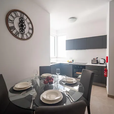 The Address Seafront With Hot Tub * Pietà