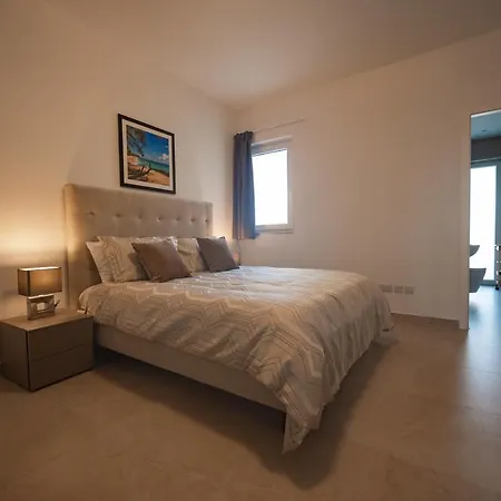 The Address Seafront With Hot Tub Pietà