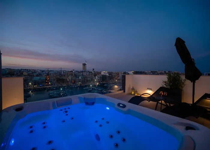 The Address Seafront With Hot Tub *