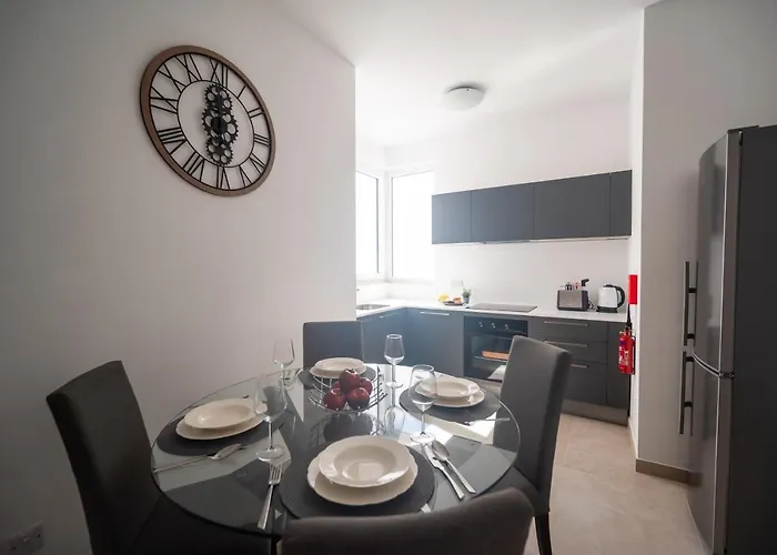 The Address Seafront With Hot Tub * Pietà