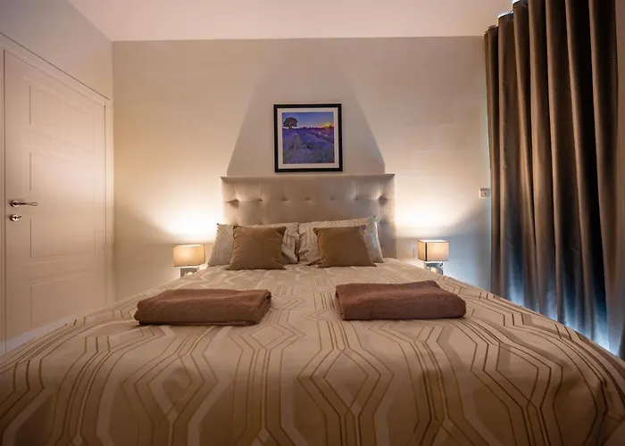 The Address Seafront With Hot Tub * Pietà