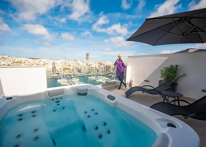 The Address Seafront With Hot Tub * Pietà