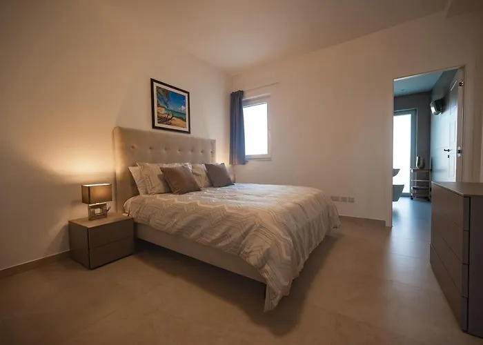 The Address Seafront With Hot Tub Pietà